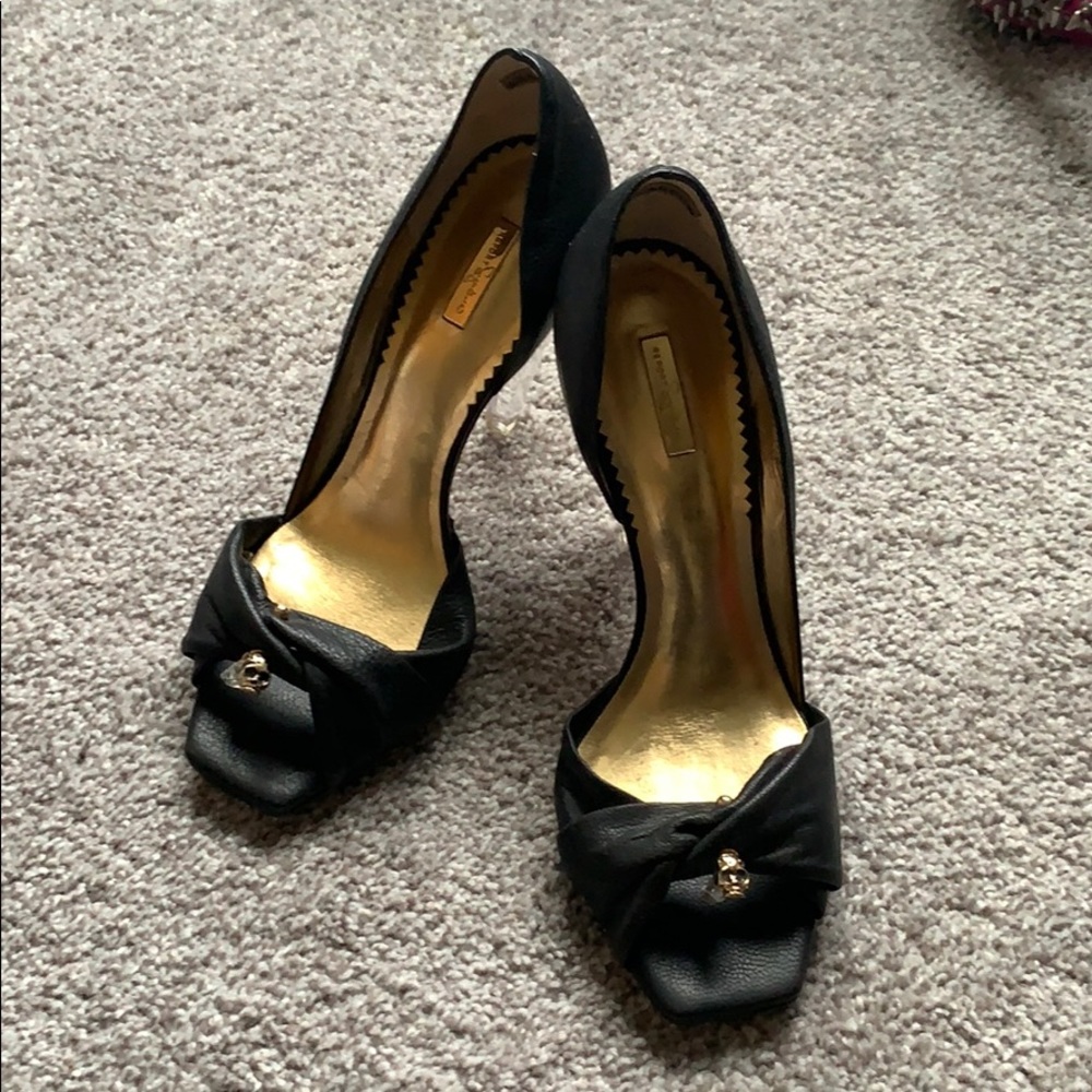 Report signature shoes